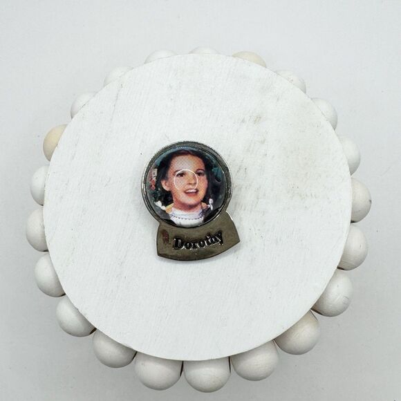Vintage 1999 Wizard of Oz Dorothy 3D Glass Top Crystal Ball Silver Tone Pin - Picture 2 of 5